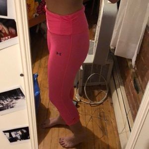 Under armour 3/4 length cropped hot pink leggings